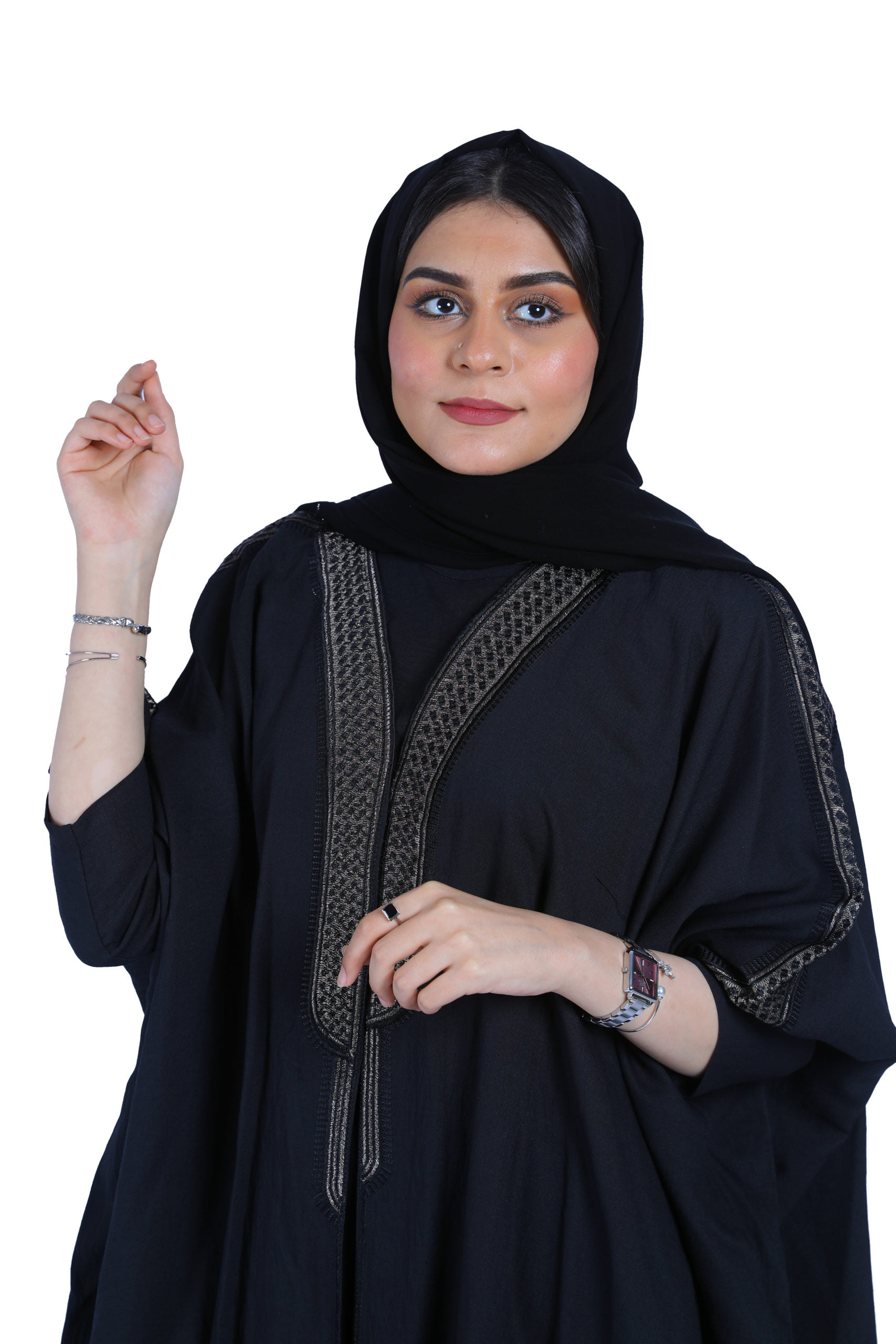 2C6A0467-copy-scaled-1.jpg عباية قطري بتطريز شك نحاسي مخفى من امام و كتاف - الصورة 1