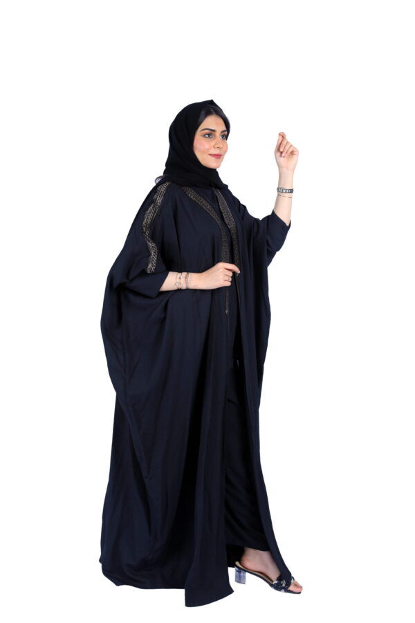 ⁦عباية قطري بتطريز شك نحاسي مخفى من امام و كتاف⁩ - الصورة ⁦2⁩