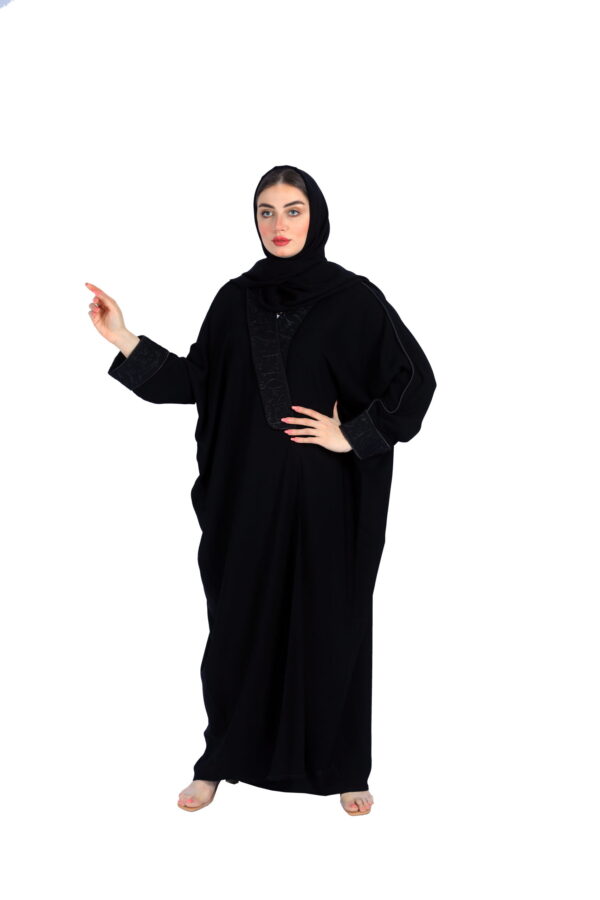 ⁦عبايه موديل كلاسيك مع تطريز بالحروف⁩ - الصورة ⁦4⁩