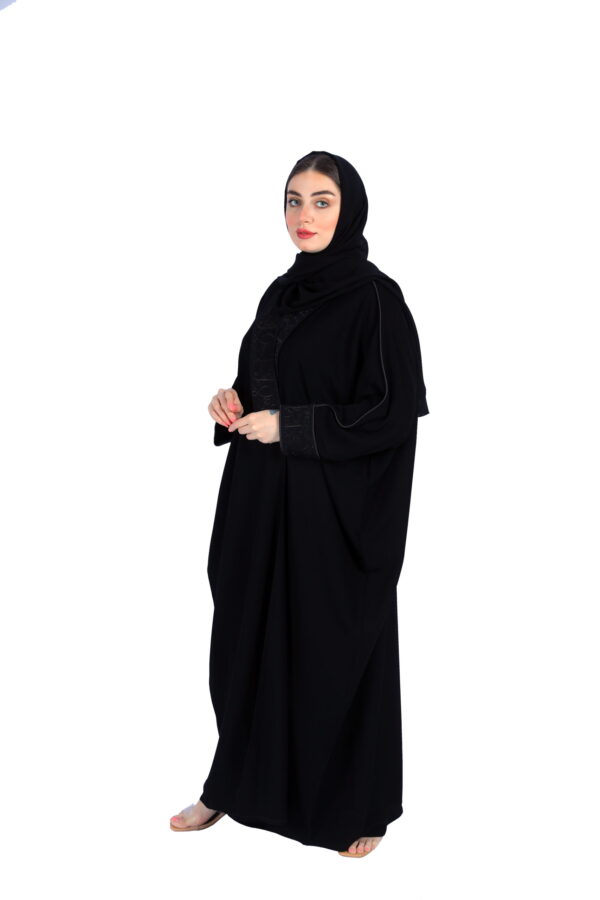 ⁦عبايه موديل كلاسيك مع تطريز بالحروف⁩ - الصورة ⁦2⁩