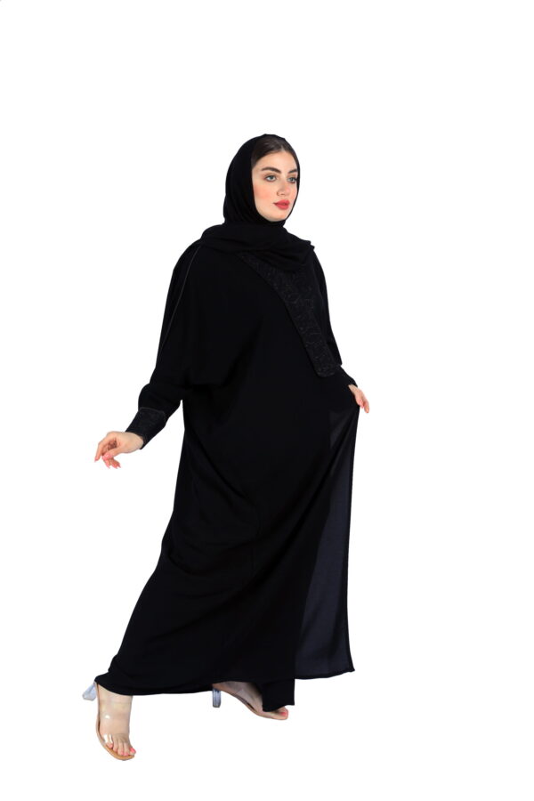 ⁦عبايه موديل كلاسيك مع تطريز بالحروف⁩ - الصورة ⁦3⁩