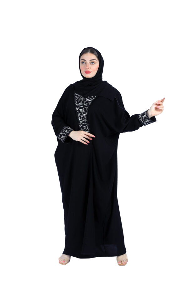 ⁦عبايه موديل كلاسيك مع تطريز بالحروف الأبجدية⁩ - الصورة ⁦2⁩
