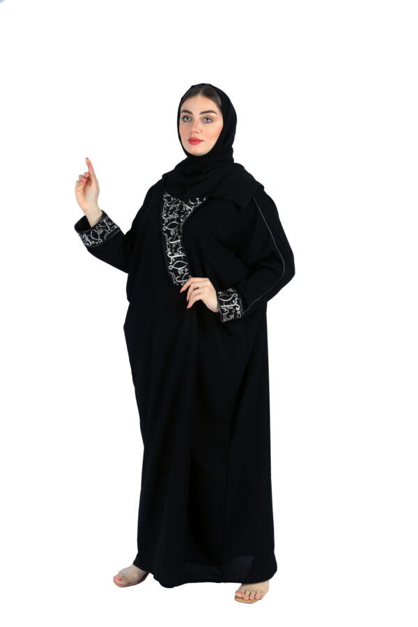 ⁦عبايه موديل كلاسيك مع تطريز بالحروف الأبجدية⁩ - الصورة ⁦3⁩
