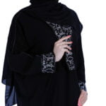 عبايه موديل كلاسيك مع تطريز بالحروف الأبجدية