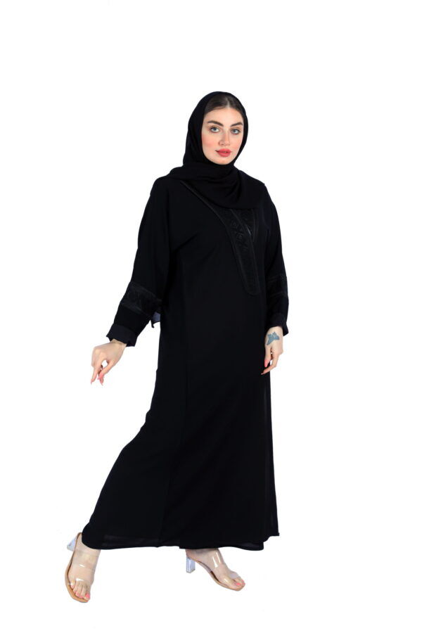 ⁦عبايه موديل كلاسيك مع تطريز⁩ - الصورة ⁦3⁩