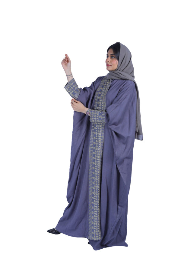 ⁦عبايه بشت رمادي بقصة قطري بشريط ملكيه من امام وكم⁩ - الصورة ⁦2⁩