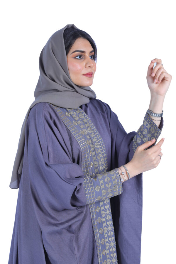 ⁦عبايه بشت رمادي بقصة قطري بشريط ملكيه من امام وكم⁩ - الصورة ⁦3⁩