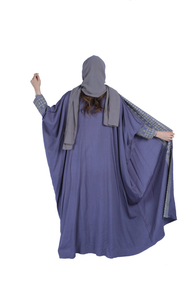 ⁦عبايه بشت رمادي بقصة قطري بشريط ملكيه من امام وكم⁩ - الصورة ⁦4⁩