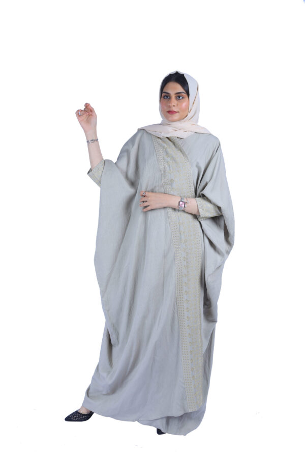 ⁦عبايه بشت بيج بقصة قطري بشريط ملكيه من امام وكم⁩ - الصورة ⁦4⁩