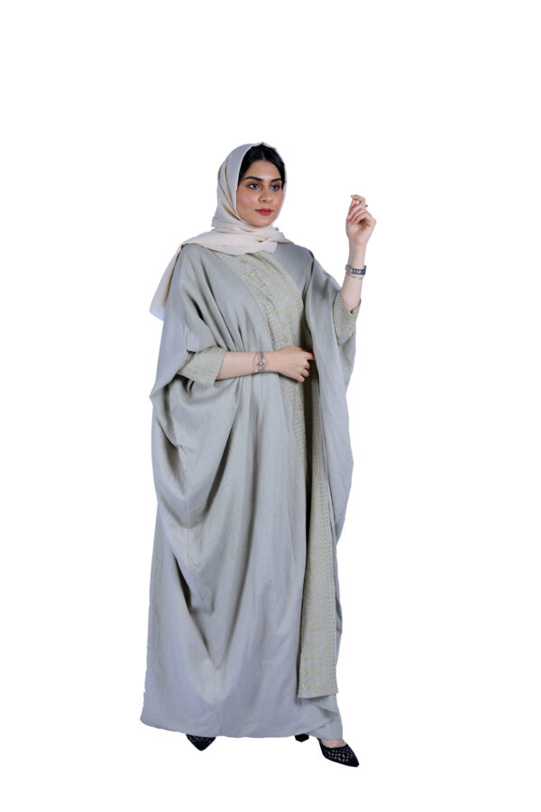 ⁦عبايه بشت بيج بقصة قطري بشريط ملكيه من امام وكم⁩ - الصورة ⁦2⁩