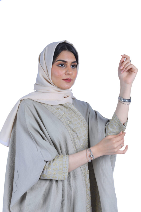 ⁦عبايه بشت بيج بقصة قطري بشريط ملكيه من امام وكم⁩ - الصورة ⁦5⁩