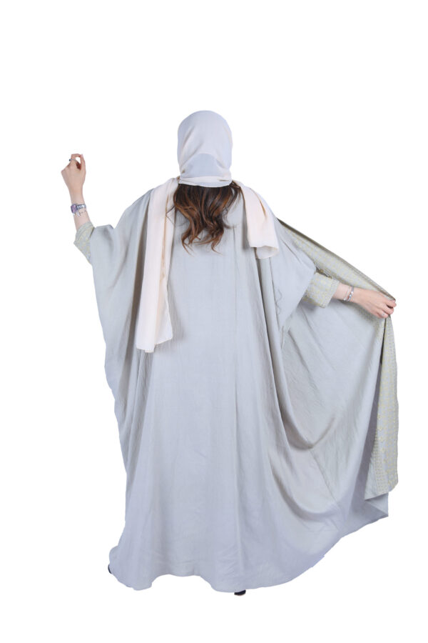 ⁦عبايه بشت بيج بقصة قطري بشريط ملكيه من امام وكم⁩ - الصورة ⁦3⁩