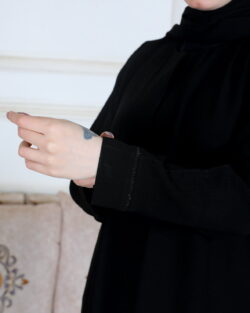 عباية سادة مغلقة بكم فصوص