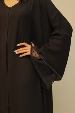 عبايه بدانتيل قطري من الاكمام و اسفل العباية