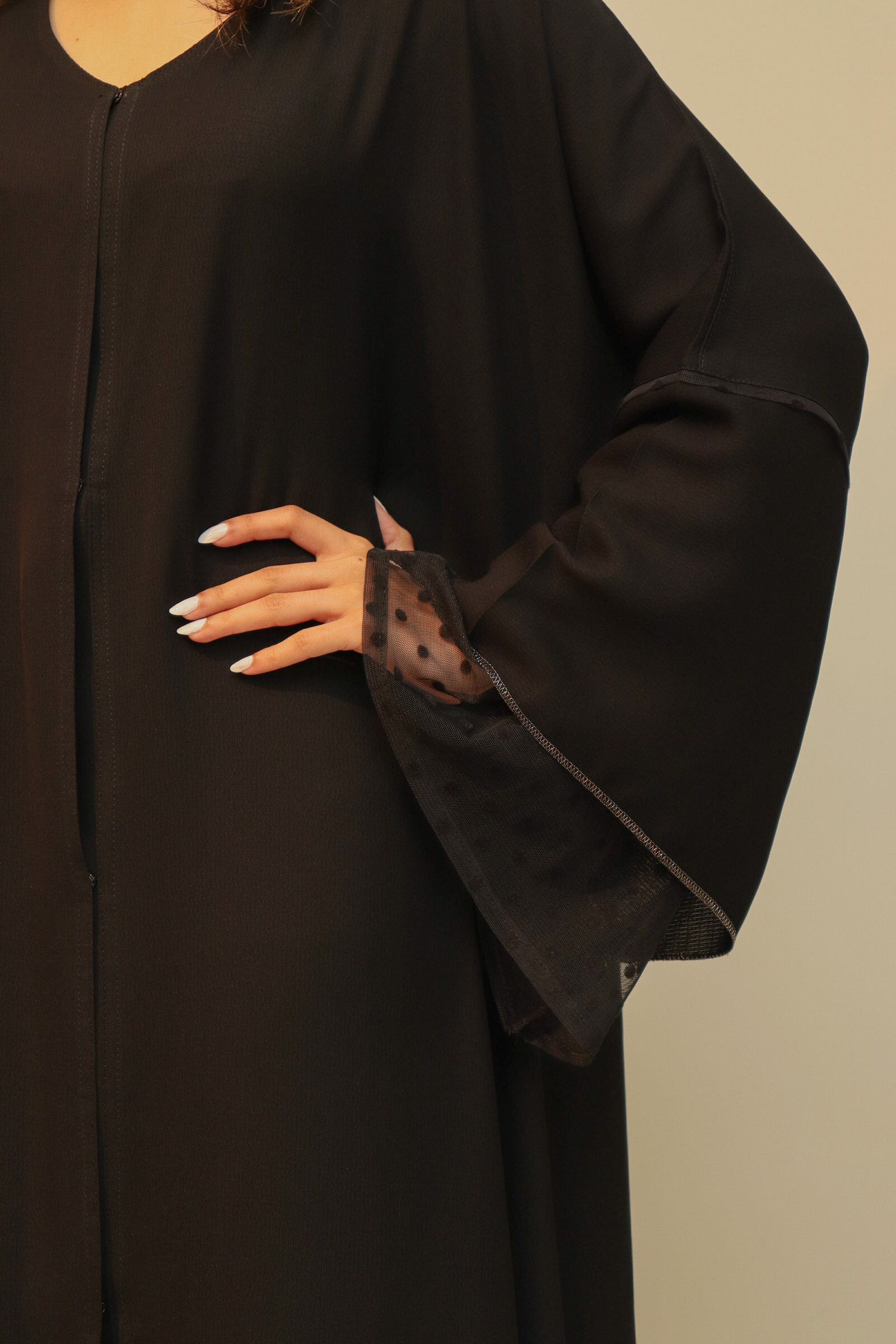 IMG_8360.jpg عبايه بدانتيل قطري من الاكمام و اسفل العباية - الصورة 1