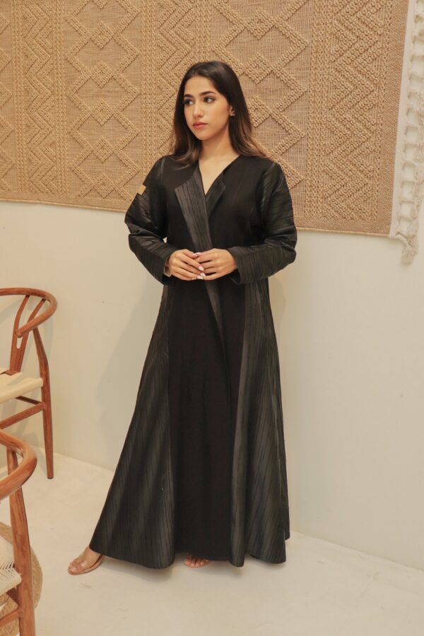 ⁦عبايه كتان بتدخل قماش مخطط من الاجناب⁩ - الصورة ⁦2⁩