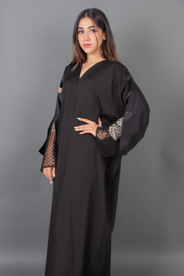 ⁦عباية ملكي بتطريز أسود يدوي على الأكمام بلون أسود⁩ - الصورة ⁦4⁩