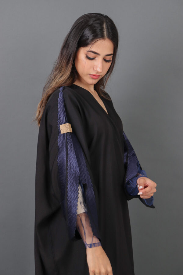 ⁦عباية ملكي بتطريز يدوي على الأكمام بلون كحلي⁩ - الصورة ⁦3⁩