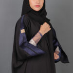 عباية ملكي بتطريز يدوي على الأكمام بلون كحلي