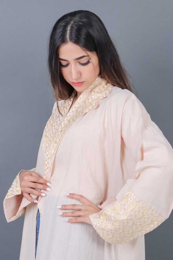 ⁦عبايه بليزر كريب بيج بياقة⁩ - الصورة ⁦3⁩