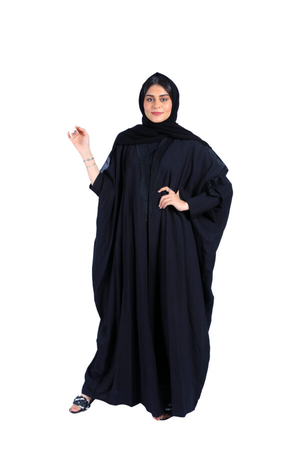 ⁦عبايه قطريه بتطريز شك اسود مخفى من امام⁩ - الصورة ⁦2⁩