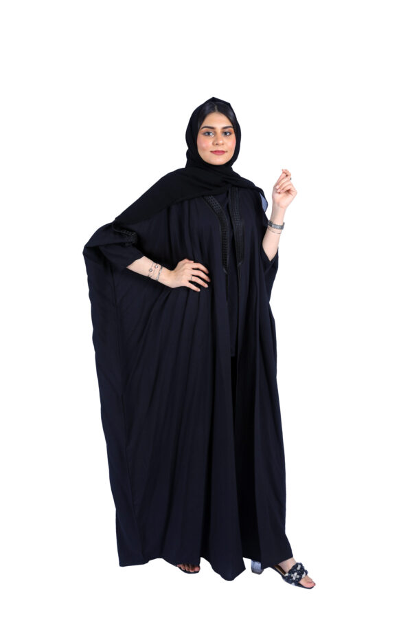 ⁦عبايه قطريه بتطريز شك اسود مخفى من امام⁩ - الصورة ⁦3⁩