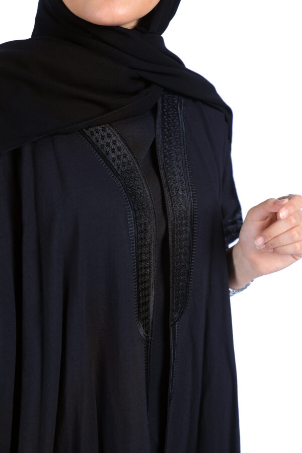 ⁦عبايه قطريه بتطريز شك اسود مخفى من امام⁩ - الصورة ⁦4⁩