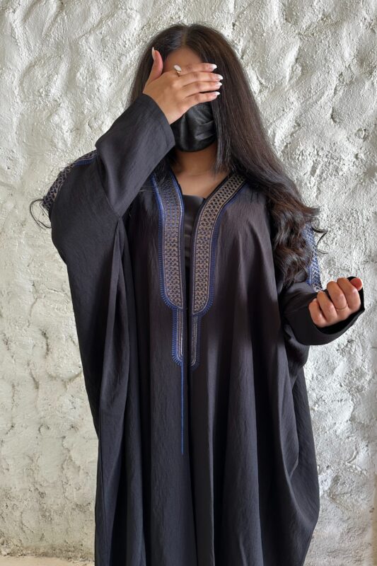 عباية قطرية بتطريز شك مخفى من الأمام