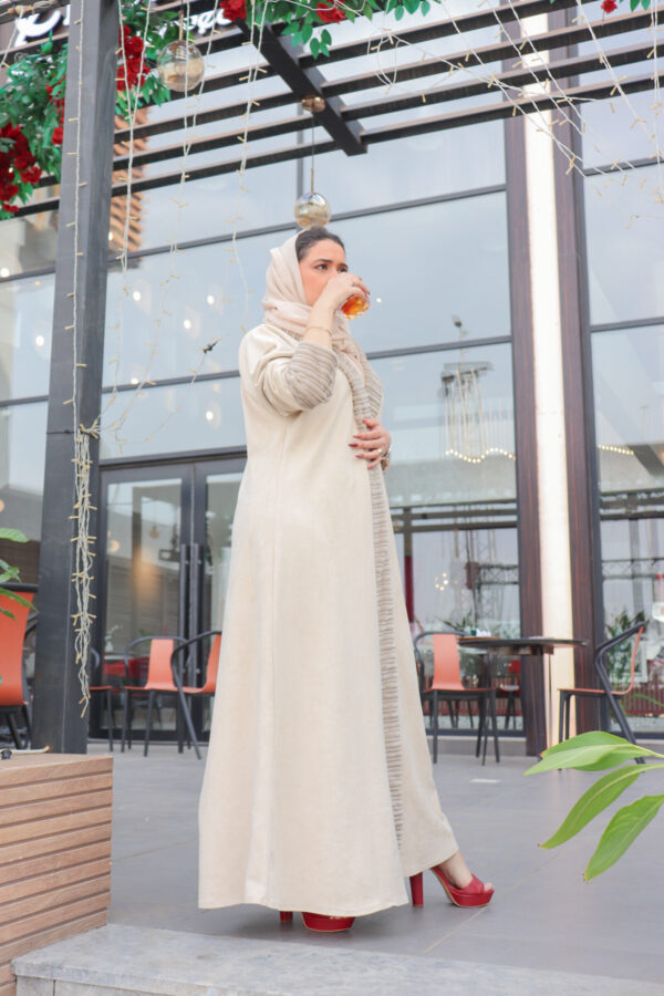 ⁦عبايه فروة شتوي بيج⁩ - الصورة ⁦2⁩