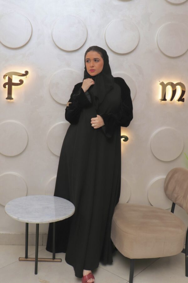 ⁦عبايه كتان اماراتي مفتوحة و قطيفة بكم كلش⁩ - الصورة ⁦4⁩