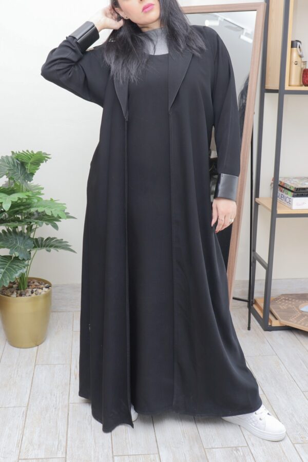 ⁦عباية بطبقة داخلية مع ربطة جانبية بكم جلد مفتوحة⁩ - الصورة ⁦4⁩