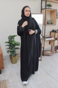 عباية بطبقة داخلية مع ربطة جانبية بكم جلد مفتوحة