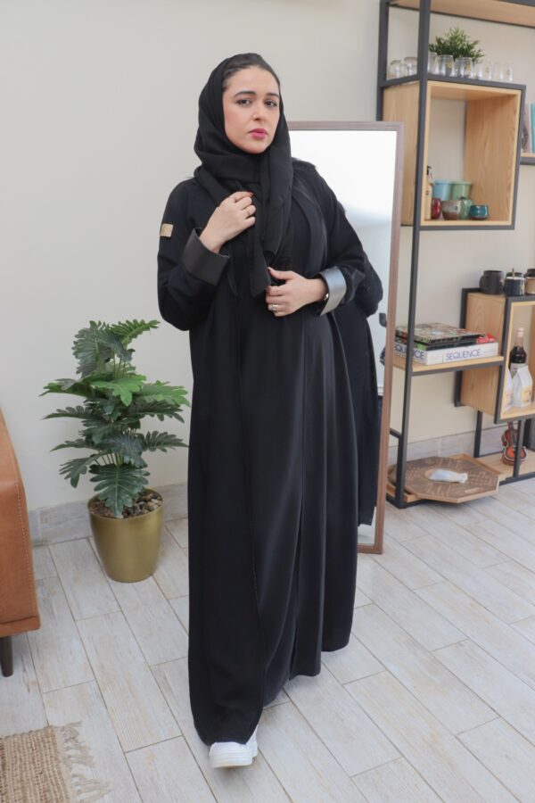 ⁦عباية بطبقة داخلية مع ربطة جانبية بكم جلد مفتوحة⁩ - الصورة ⁦3⁩