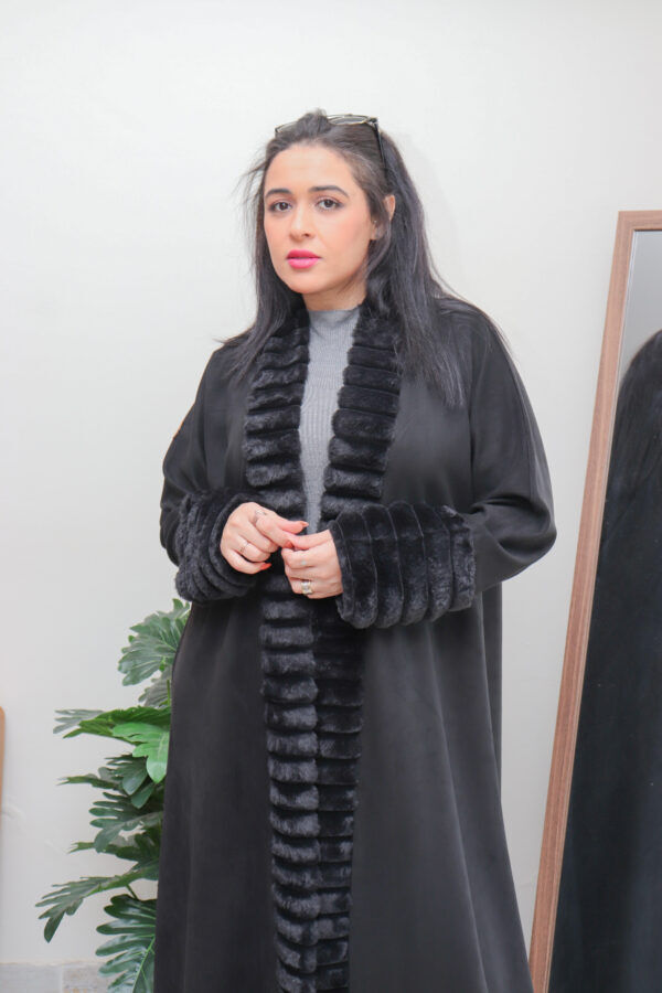 ⁦عباية فروه شتوي اسود 2224⁩ - الصورة ⁦2⁩