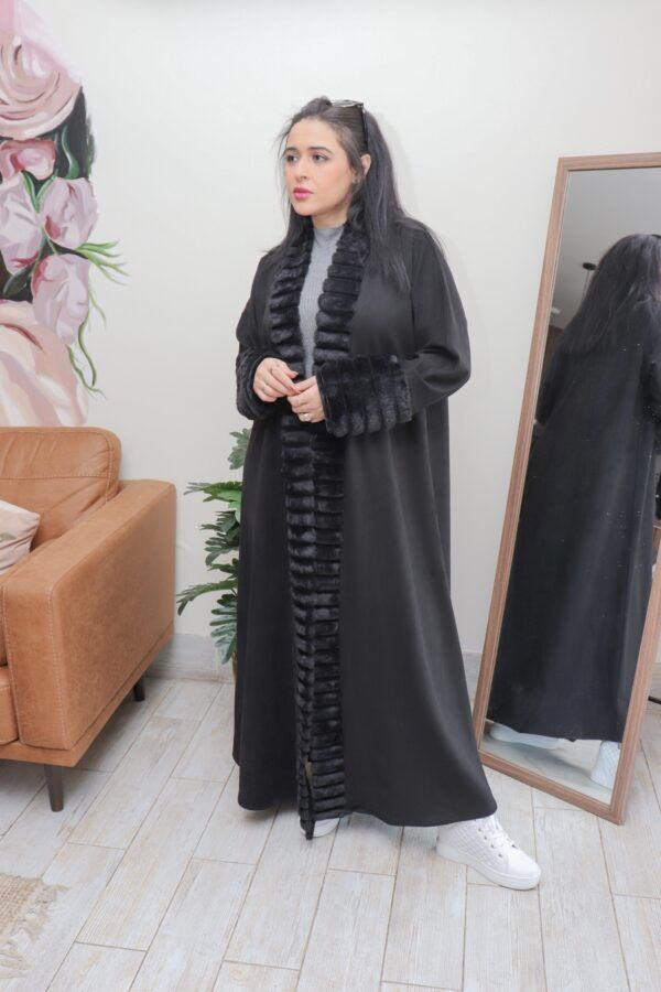 ⁦عباية فروه شتوي اسود 2224⁩ - الصورة ⁦6⁩