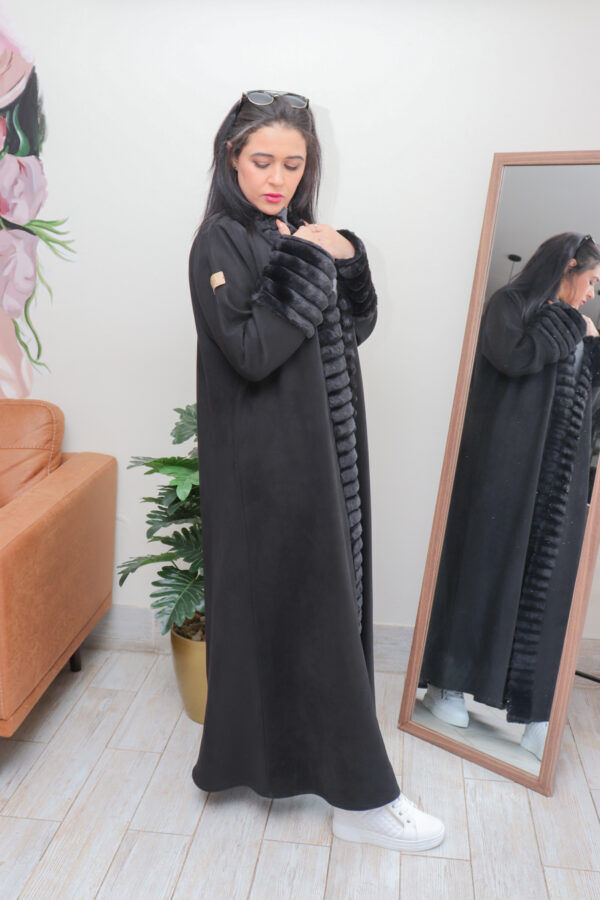 ⁦عباية فروه شتوي اسود 2224⁩ - الصورة ⁦4⁩