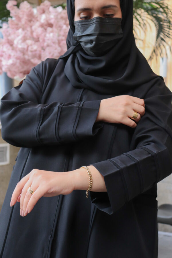 ⁦عباية بجيوب جانبية مميزه و أكمام مزينه بفايفين⁩ - الصورة ⁦2⁩