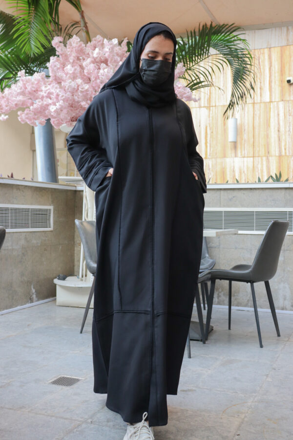 ⁦عباية بجيوب جانبية مميزه و أكمام مزينه بفايفين⁩ - الصورة ⁦4⁩