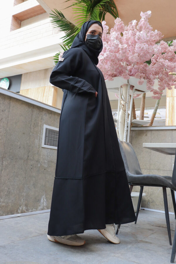 ⁦عباية بجيوب جانبية مميزه و أكمام مزينه بفايفين⁩ - الصورة ⁦5⁩