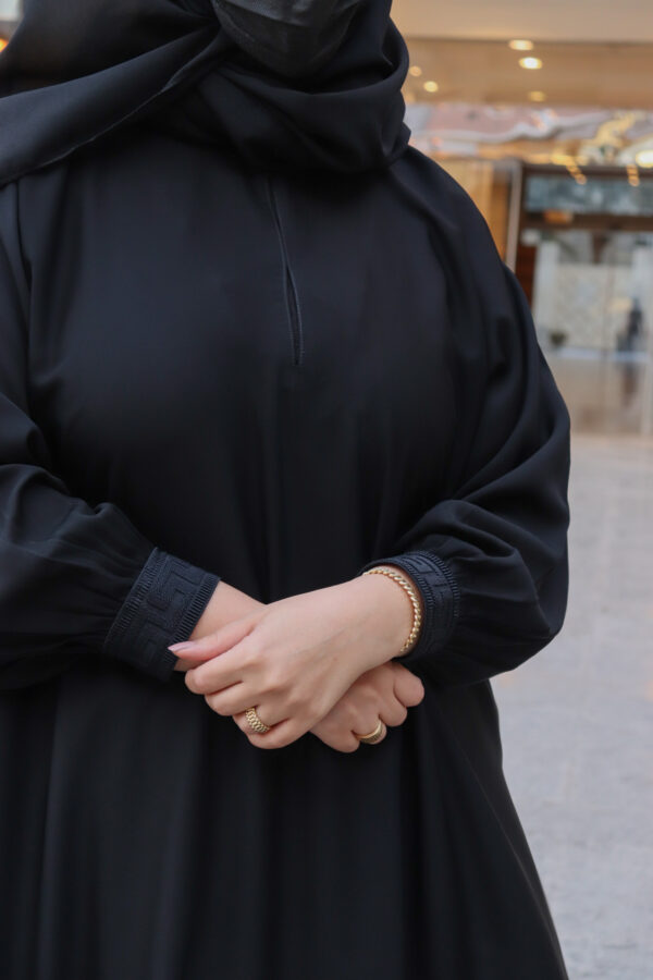 ⁦عبايه مغلقه و بكمام مطاط مشجره⁩ - الصورة ⁦2⁩