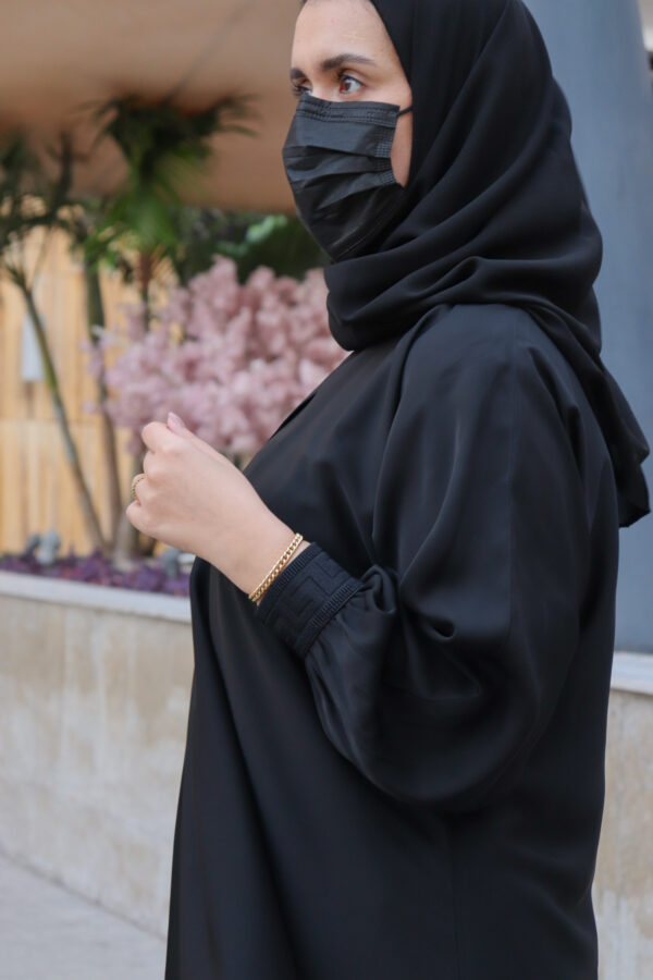 ⁦عبايه مغلقه و بكمام مطاط مشجره⁩ - الصورة ⁦3⁩