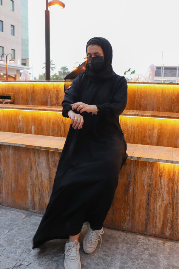 ⁦عبايه مغلقه و باكمام مطاط ابره⁩ - الصورة ⁦5⁩