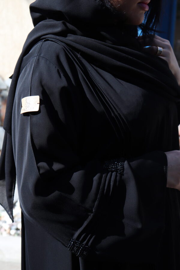 ⁦عباية كلوش نواعم بشك على الأكمام و الأجناب بشكل مميز⁩ - الصورة ⁦3⁩