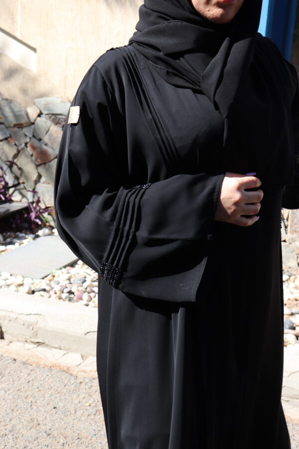 ⁦عباية كلوش نواعم بشك على الأكمام و الأجناب بشكل مميز⁩ - الصورة ⁦2⁩