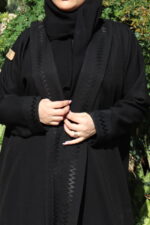 ⁦عباية منى ميد بتطريز خيوط سهم مخفى بلون اسود⁩ - الصورة ⁦2⁩