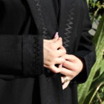 عباية منى ميد بتطريز خيوط سهم مخفى بلون اسود