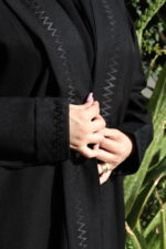 عباية منى ميد بتطريز خيوط سهم مخفى بلون اسود