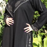 عبايه بليزر مزينه بتطريز مميز بلون بيج