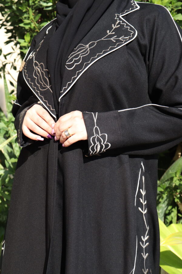 ⁦عبايه بليزر مزينه بتطريز مميز بلون بيج⁩ - الصورة ⁦5⁩