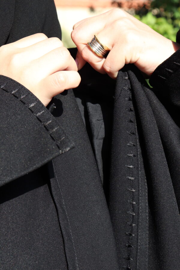 ⁦عباية مفتوحة مندمجة بطبقة داخلية محدده من الامام بلون الاسود⁩ - الصورة ⁦6⁩